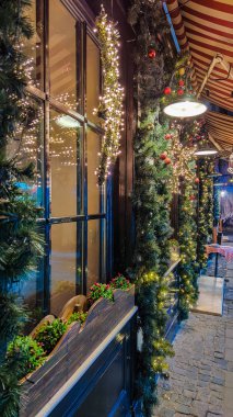 Gece Lviv Noel 'de eski şehir mimarisi