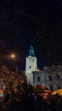 Gece Lviv Noel 'de eski şehir mimarisi