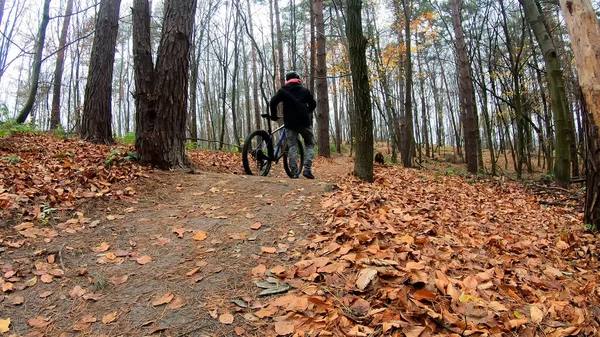 Amateur Jinete Bicicleta Parque Otoño — Foto de Stock