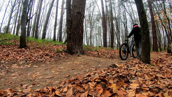 Amador Cavaleiro Bicicleta Parque Outono — Fotografia de Stock