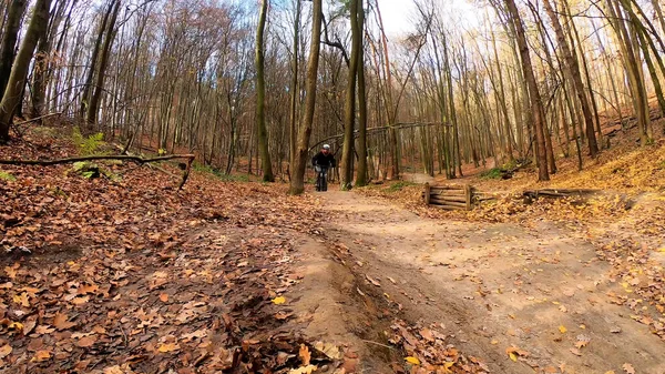 秋の公園の自転車に乗るアマチュアライダー — ストック写真