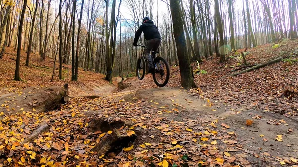 Cavalier Amateur Sur Vélo Dans Parc Automne — Photo