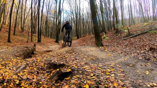 Hobbyfahrer Auf Dem Fahrrad Herbstpark — Stockfoto