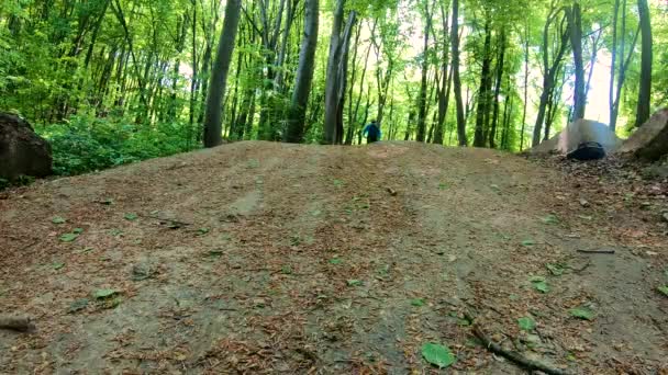 Amatőr Bicikliző Tavaszi Parkban — Stock videók