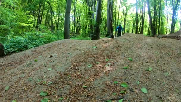 Amatőr Bicikliző Tavaszi Parkban — Stock videók