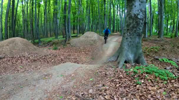 Amador Cavaleiro Bicicleta Parque Primavera — Vídeo de Stock