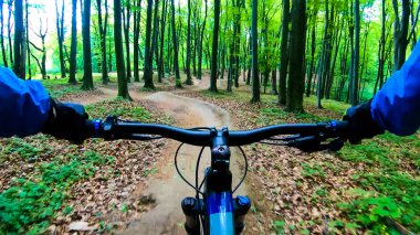 Bahar parkında bisiklet süren amatör bir binici.