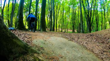 Bahar parkında bisiklet süren amatör bir binici.