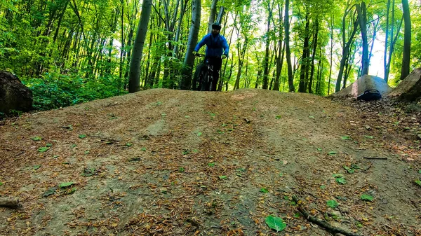 春の公園の自転車に乗っているアマチュアライダー — ストック写真