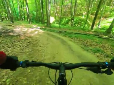 Bahar parkında bisiklet süren amatör bir binici.