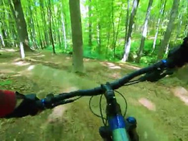 Bahar parkında bisiklet süren amatör bir binici.