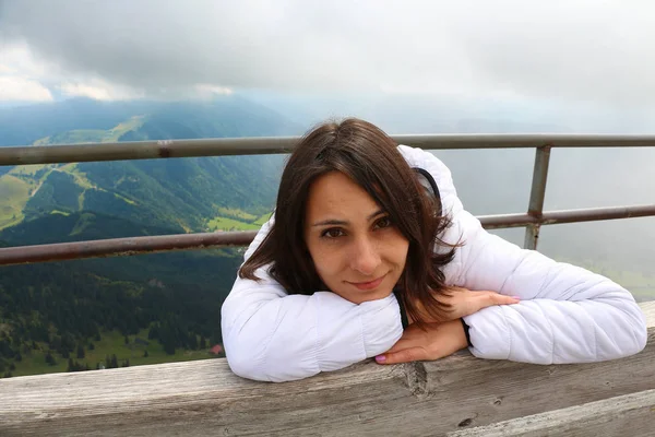 Flicka på bakgrunden av bergen i Osterhofen — Stockfoto