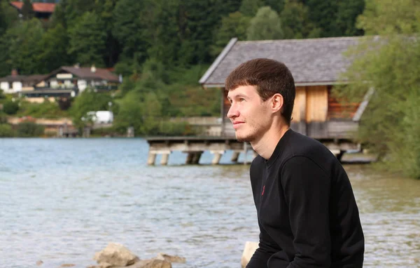 Adam Köyü göl üzerinde arka plan üzerinde