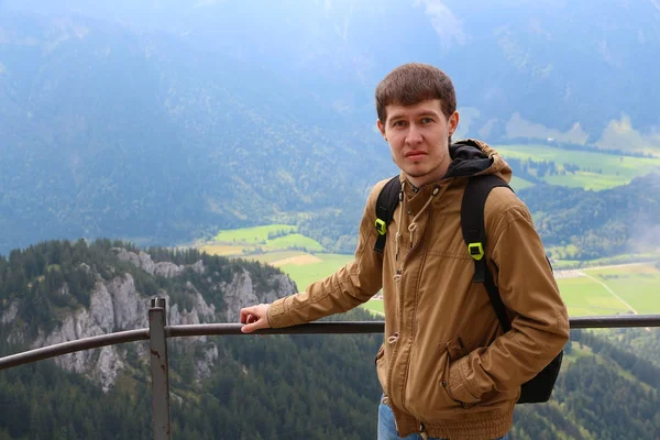 Adam arka plan Dağları Almanya'nın beraber seyahat