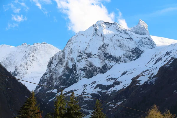 Dombai dağlarında kış manzara. Kafkasya Rusya