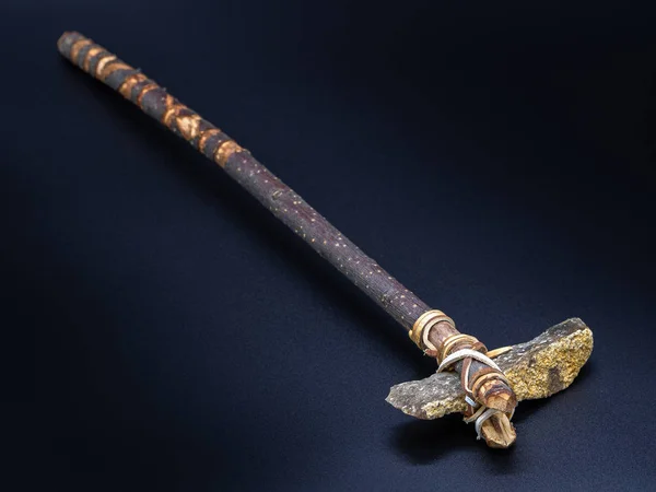 木製のハンドルと黒の背景に隔離された革のストラップを持つ主要な石のツールのレプリカ 原始的な石斧またはハンマー 先史時代の人々の武器 — ストック写真