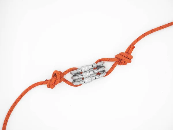 两根绳子 由三名卡宾枪手连接 三重唱 三重唱 带有锁和红色绳索 与白色隔离 — 图库照片