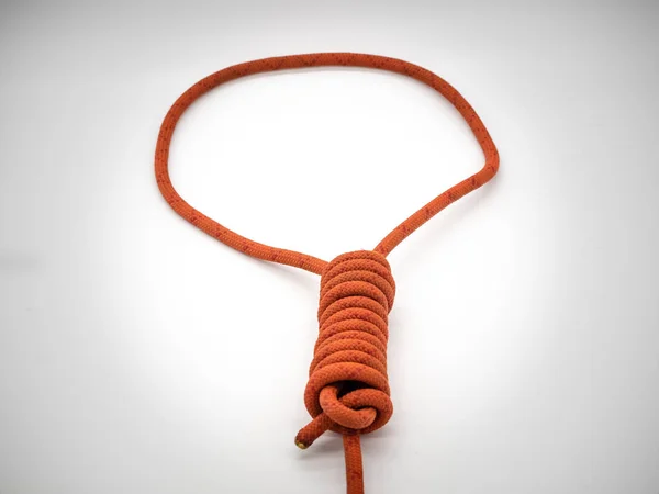 绞刑架用红绳 绞索和挂结隔离在白色底座上 — 图库照片