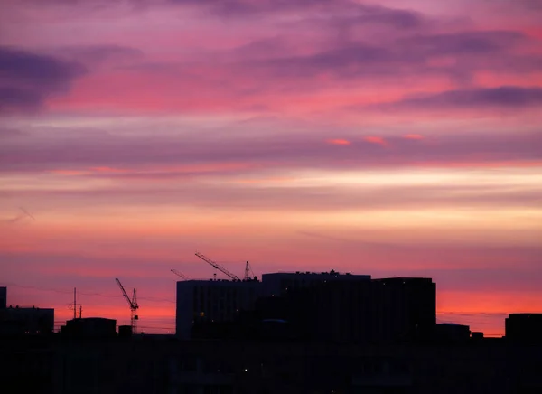Kolorowe Zachmurzone Epickie Niebo Wschodzie Słońca Nad Panoramiczną Sylwetką Budynków — Zdjęcie stockowe