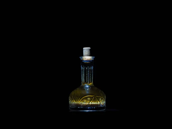 暗色の背景に自家製ウォッカとヴィンテージカフェ アルコール飲料 Hreoduha In透明ヴィンテージボトル — ストック写真