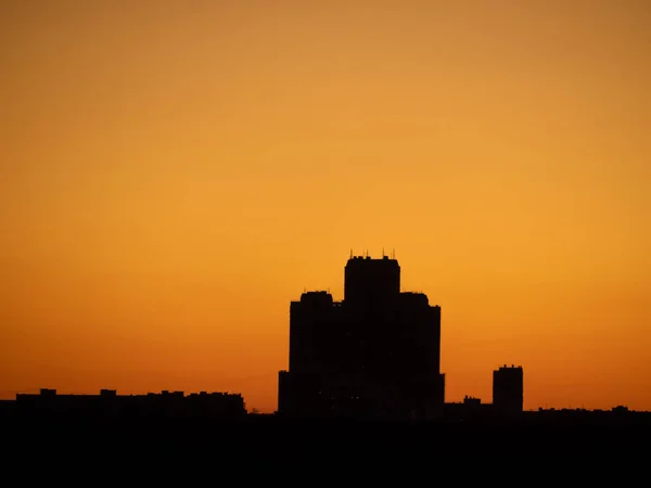 Silueta Torre Rascacielos Sobre Bosque Oscuro Atardecer Cielo Tono Naranja — Foto de Stock