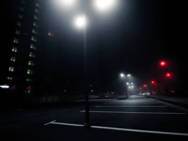 Gaya Cyberpunk Pemandangan Perkotaan Parkir Kosong Dengan Tiang Lampu Tinggi — Stok Foto