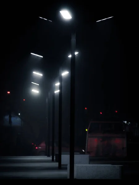 Lampadaires Modernes Dans Brouillard Sur Espace Vide Dans Nuit Cyberpunk — Photo