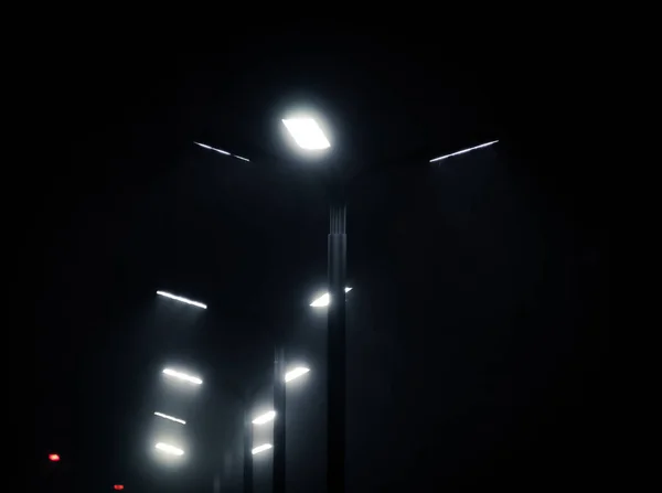 Luces Modernas Contra Cielo Oscuro Disparo Estilo Cyberpunk Lámparas Urbanas Imagen de archivo
