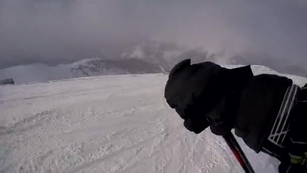 Катание Лыжах Склонам Прекрасный День Помощник Лыжника Вид Сундука Лыжника — стоковое видео