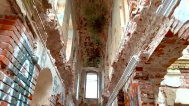 Malikanenin içinde doğrusal iz sürme. Kırmızı tuğla duvarlar ve boş pencere delikleri. Eski harap binanın boş uzayı. Terkedilmişliğin ve yalnızlığın kasvetli sembolü..