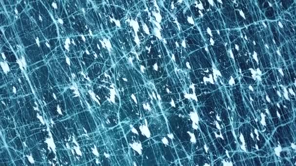 Горизонтальный Полет Над Поверхностью Льда Трещинами Толстом Твердом Слое Замерзшего — стоковое видео