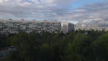 Şehirdeki dramatik bulutlar ve ağaçlarla dolu bir zaman dilimi. Moskova, Rusya.