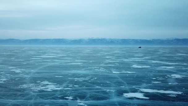 Vista Panorâmica Lago Baikal Estação Inverno Veículo Que Atravessa Trincas — Vídeo de Stock