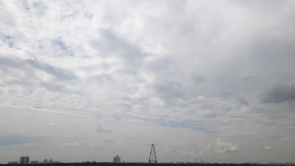 Sky Timelapse Met Dramatische Wolken Stedelijk Landschap Aan Horizon Bovenkant — Stockvideo