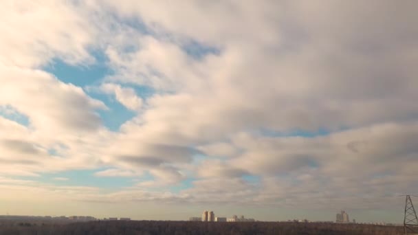 Zeitraffer Himmel Mit Dramatischen Wolken Über Der Stadtlandschaft Horizont Oben — Stockvideo