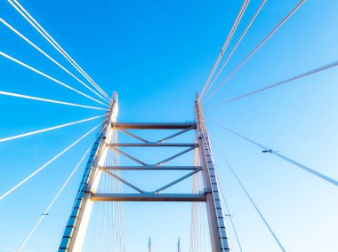 Kablo destekli köprünün çelik iplerine sahip sütunlar berrak mavi bir gökyüzünde uzanıyor. Saint Petersburg, Rusya 'daki çok açıklıklı köprünün detayları. 