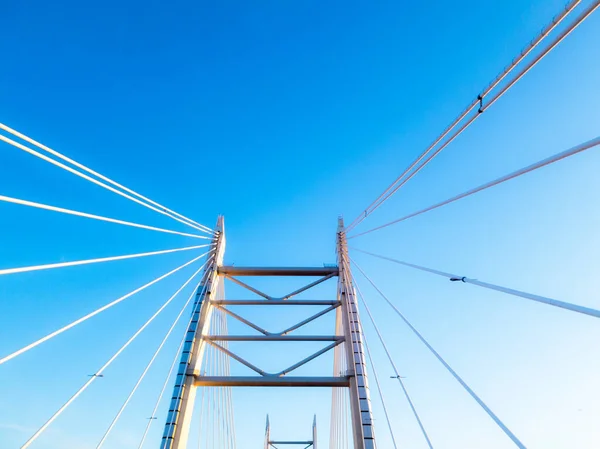 Pylônes Avec Des Cordes Acier Pont Haubans Reprend Ciel Bleu Photo De Stock