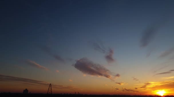 Colorido Cielo Épico Nublado Atardecer Sobre Silueta Panorámica Del Horizonte — Vídeos de Stock