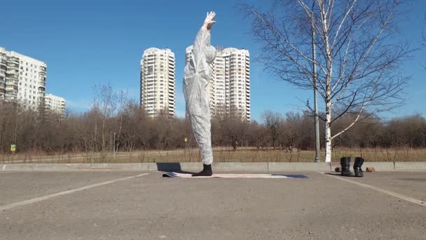 Vita Durante Epidemia Donna Tuta Protettiva Maschera Guanti Esercizi Yoga — Video Stock