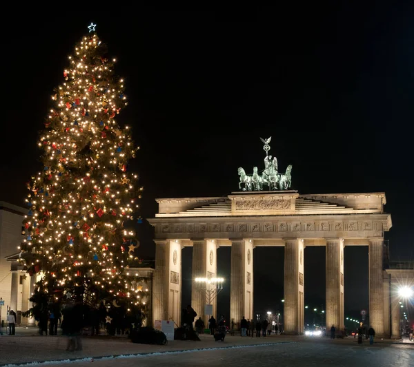 柏林勃兰登堡门与圣诞树 — 图库照片