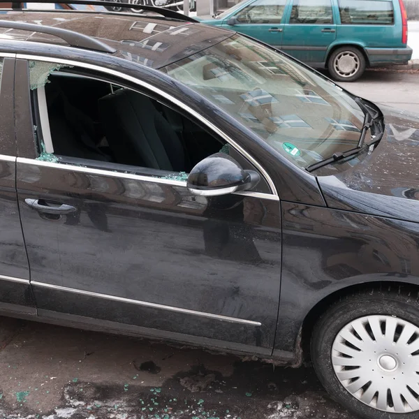 Auto s rozbité boční okno — Stock fotografie
