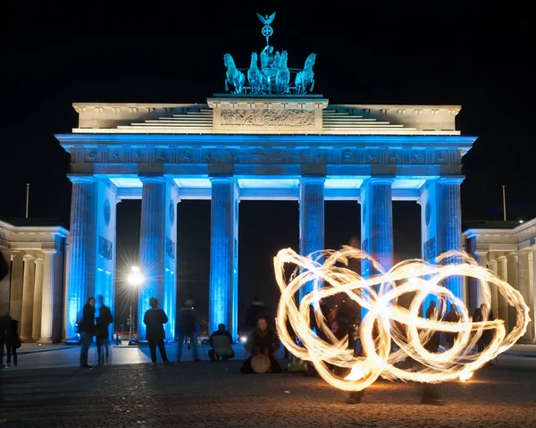 Berlin Puerta de Brandeburgo con artistas de fuego — Foto de Stock