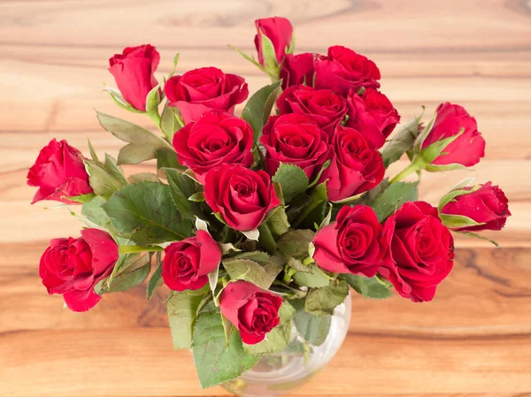 Rosenstrauß in der Vase auf Holztisch — Stockfoto