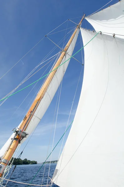 Segelbåt i vinden — Stockfoto