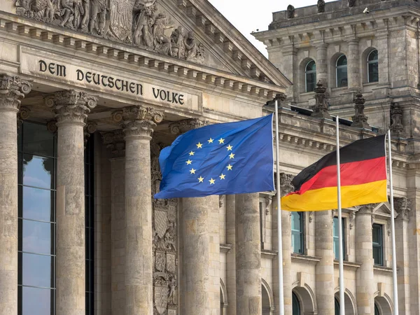 Rigsdagen i Berlin med EU-flag og tysk flag - Stock-foto