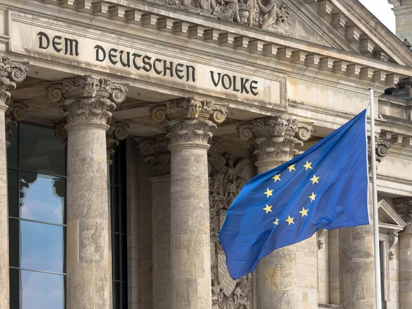 Reichstag à Berlin avec drapeau de l'UE — Photo