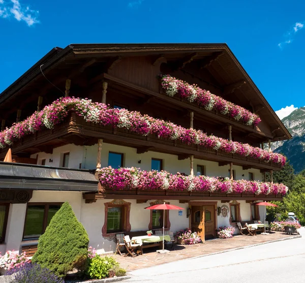 Tiroler Haus im Sommer — Stockfoto