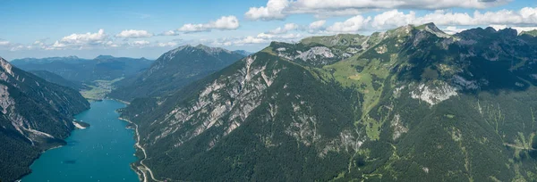 Achensee v Tyrolsku s panoramatem pohoří Rofan Stock Fotografie