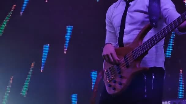 Bassist auf der Bühne — Stockvideo