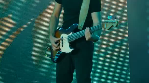 Bassgitarrist auf der Bühne — Stockvideo
